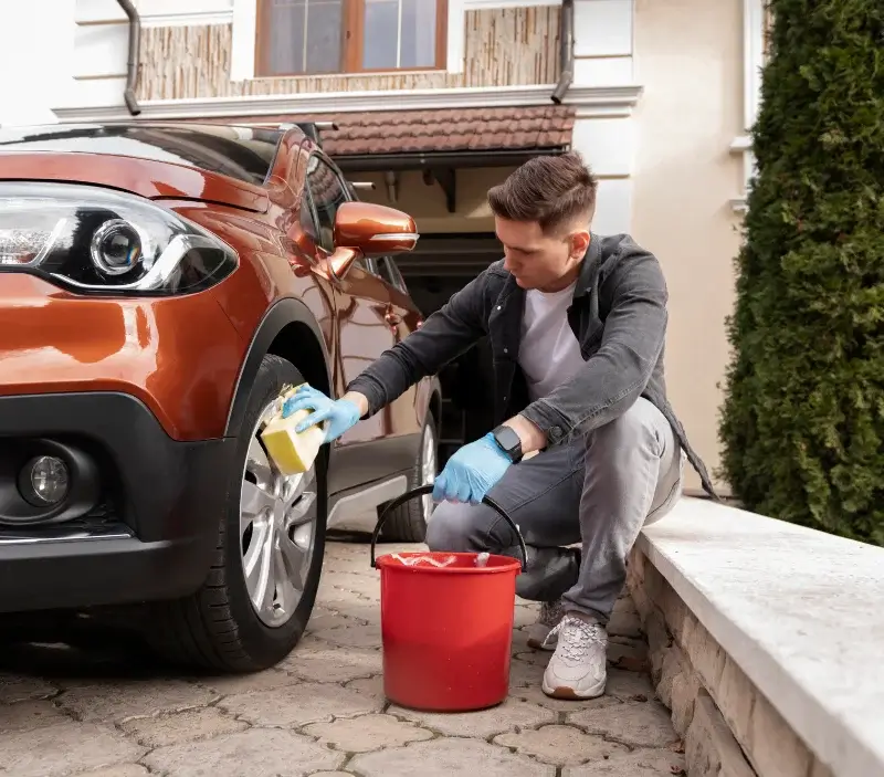 Lavage auto à domicile Primelles : professionnel intervenant sur un véhicule
